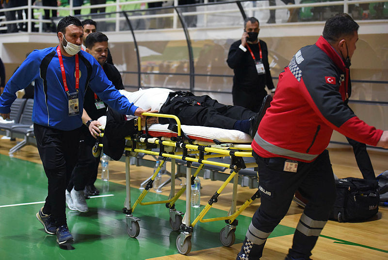 Akhisar Belediyespor Başantrenörü Cengiz Karadağ maçın ortasında kalp krizi geçirdi