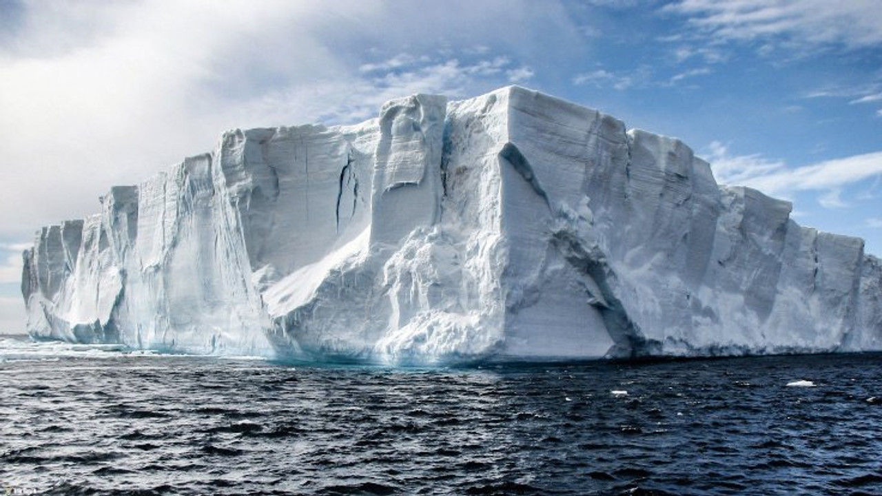 Korkulan olmadı! Buzdağından kopan 152 milyar ton su büyük panik yarattı