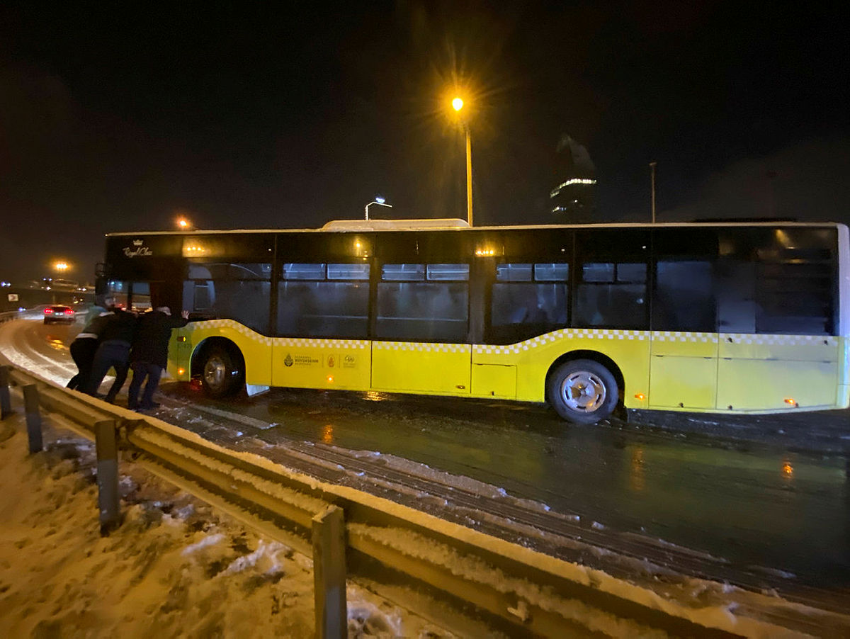 İstanbula kar yağdı İETTler yolda kaldı! İBB seyretti vatandaş yardım etti