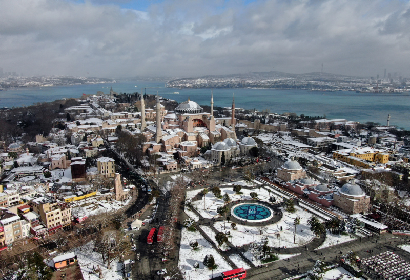 İstanbulda görenleri hayran bırakan kar manzarası! Tarihi yarımada beyaza boyandı