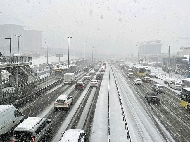 Kar yağışında gök gürültüsü olur mu? Kar yağınca şimşek çakar mı? İstanbulda kar yağışı...
