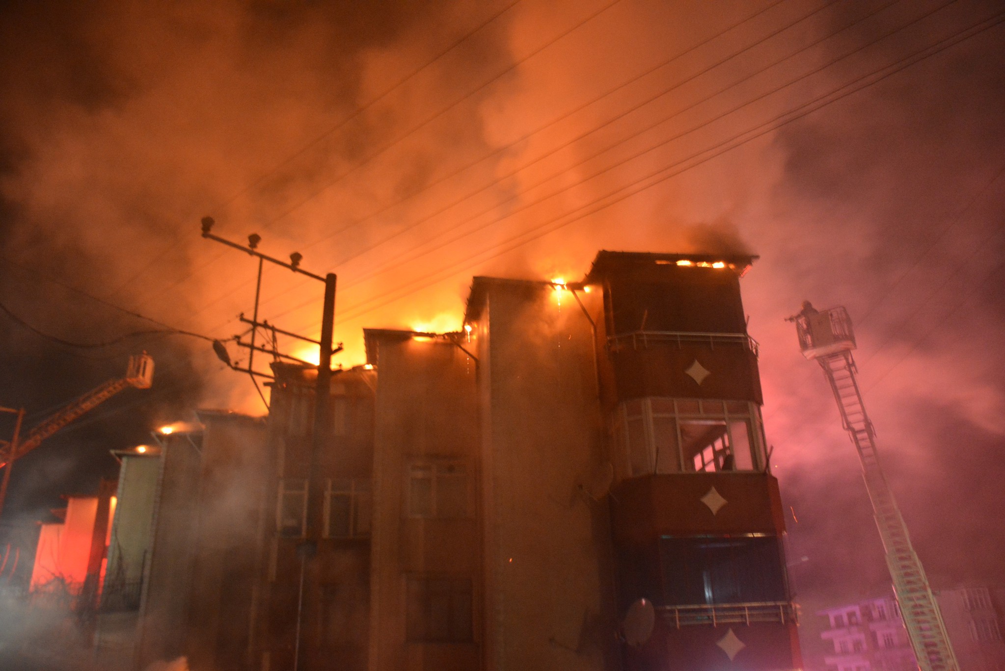 Kocaeli’nde bir binanın çatısında yangın! Geceyi alevler aydınlattı