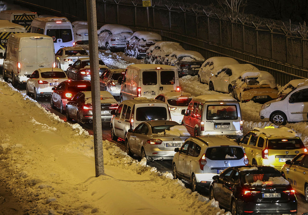 CHPli İBB bunu da beceremedi! İstanbulda kar esarete döndü! Tuzlama iddialarına Kadir Topbaş yanıtı