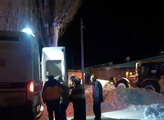 Sivasta ekipler, yoğun kar sebebiyle yolu kapanan köydeki hasta için seferberlik