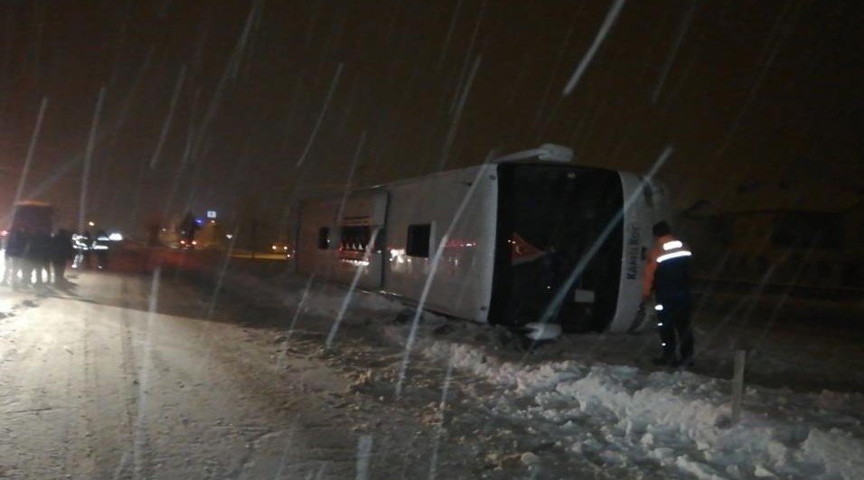 SON DAKİKA: Tokatta yoldan çıkan Kamil Koç otobüsü devrildi: 13 yaralı