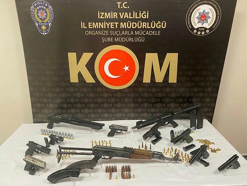 İzmirde suç örgütüne yönelik operasyon! 7 kişi gözaltına alındı