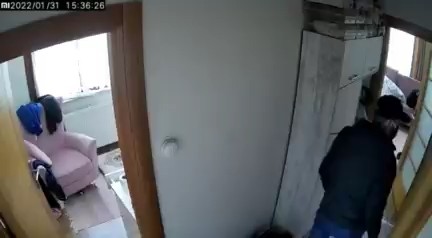 Kartal’da hırsızları daire içi kamera ele verdi