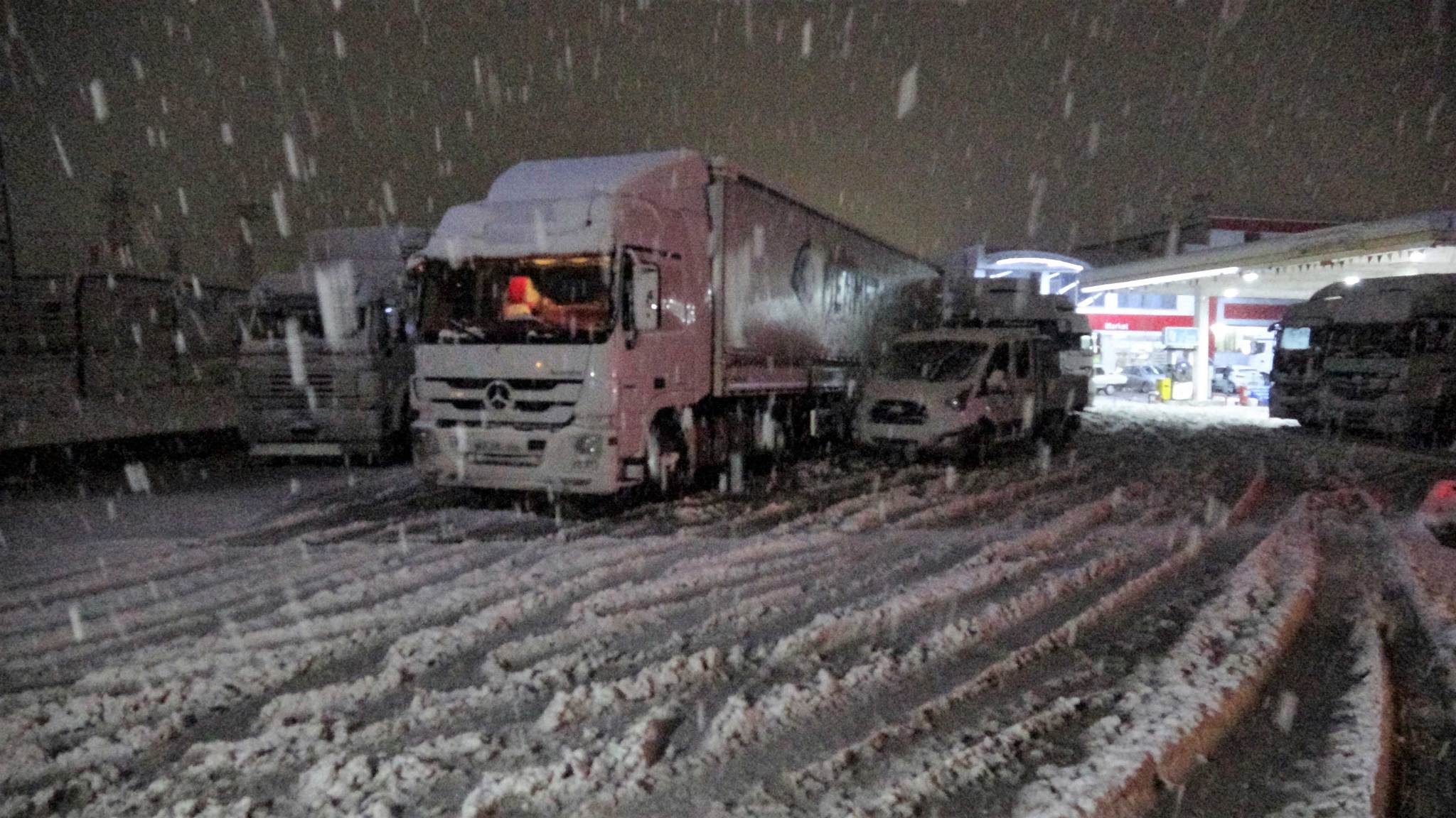 Son dakika: Tokat-Sivas karayolu TIR geçişine kapatıldı