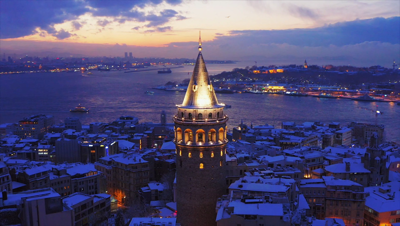 İstanbul’da masalsı manzara! Beyazlar içindeki Galata Kulesi hayran bıraktı