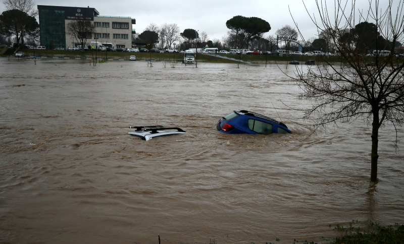 Türkiyenin gözü Marmarada! Çay taştı araçlar suya gömüldü