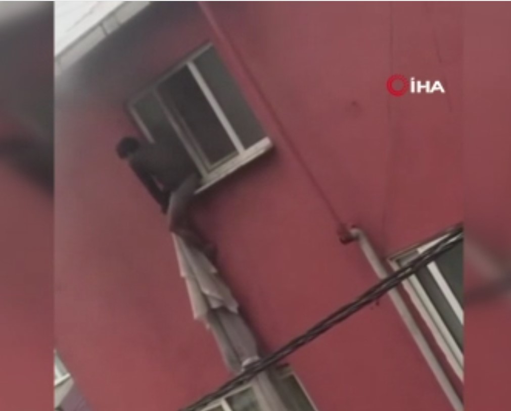İstanbul’da yangında can pazarı! Camdan perde sarkıtarak kurtulmaya çalıştığı anlar kamerada