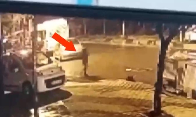 İstanbulda kadına çarpan minibüs sürücüsü kaçtı