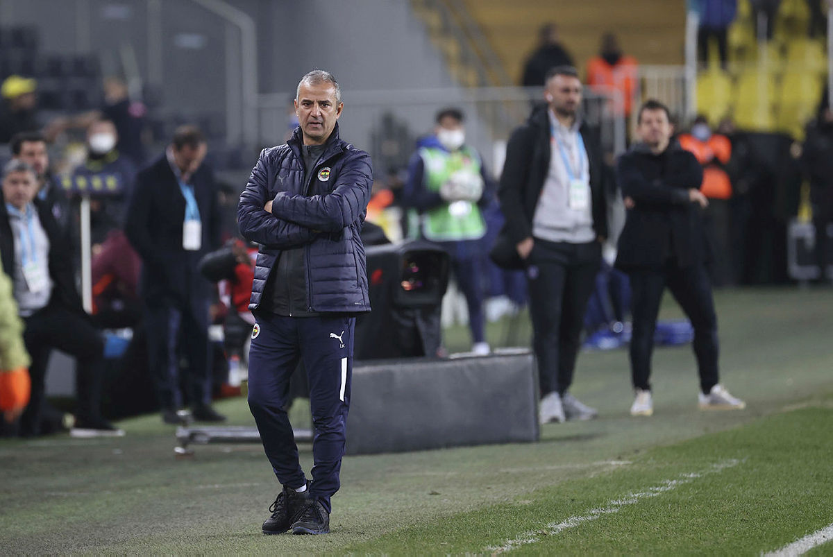 Başakşehire kaybeden Fenerbahçede teknik direktör İsmail Kartal taraftarlardan özür diledi