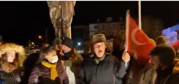 CHPli Ardahan Belediye Başkanı Faruk Demirden büyük skandal! Atatürk Anıtına yapılan provokasyonu kınamaya sarhoş geldi