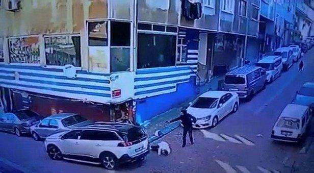Çaykur Rizesporun genç futbolcusu Aziz Aksoya sokak ortasında silahlı saldırı! Dehşet anları kamerada