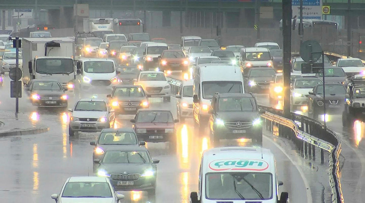 Son dakika: İstanbulda yağmur trafiği: Yoğunluk yüzde 74