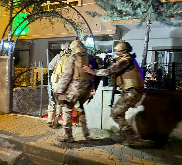 Son dakika: Ankarada zehir tacirlerine şafak operasyonu: 8 gözaltı