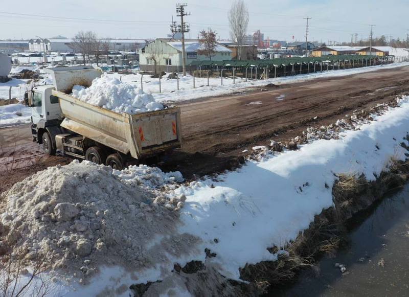 Tuz Gölünde kuraklık: 2 bin 500 kamyon kar taşındı! Son 20 yılın en yüksek kar yağışı!