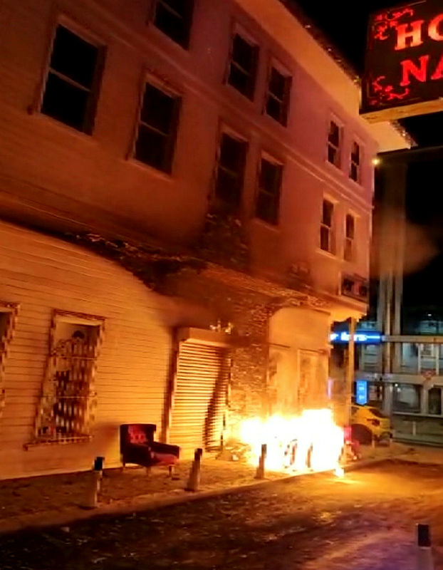 Bakırköy’de 3 katlı binada yangın paniği! Mağaza önündeki eşyalar alev aldı