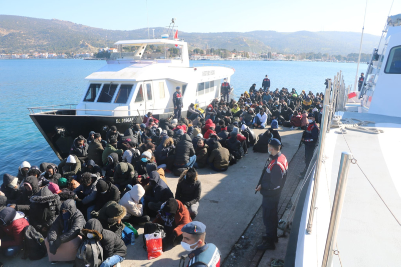 İzmirde göçmen operasyonu: 226 göçmen ile 10 insan kaçakçısı yakalandı