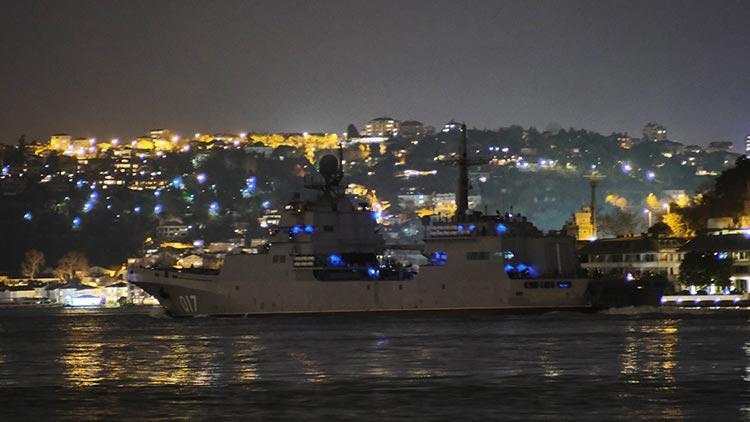 Türk savaş gemileri İstanbul Boğazından geçti