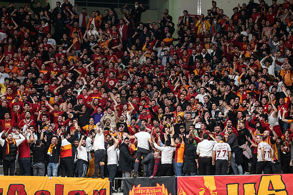 Fenerbahçe - Galatasaray maçı tribün olayları nedeniyle durdu! Taraftarlar tribünleri boşalttı