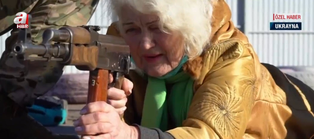 Rusya - Ukrayna geriliminin sembolü oldu! 76 yaşında silah eğitimi alan Valentyna Konstantynovska A Habere konuştu: Düşman gelirse...