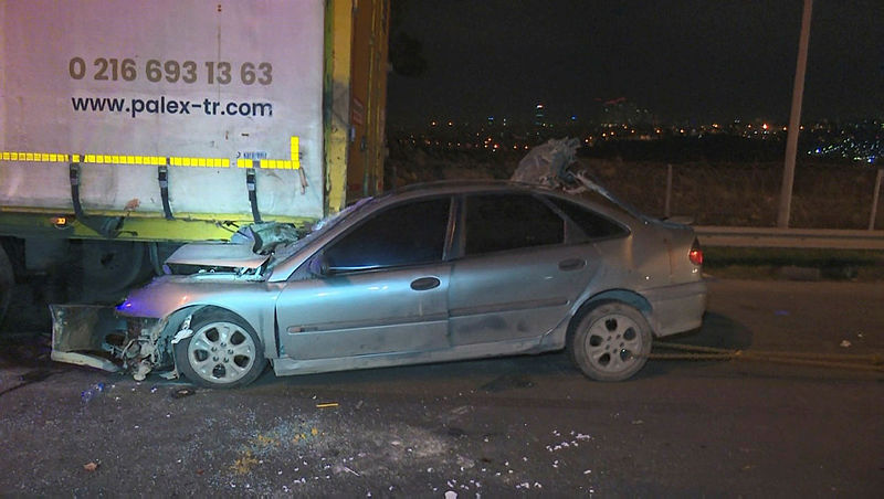 Bahçeşehir TEM Otoyolunda feci kaza: 2 ölü 3 yaralı