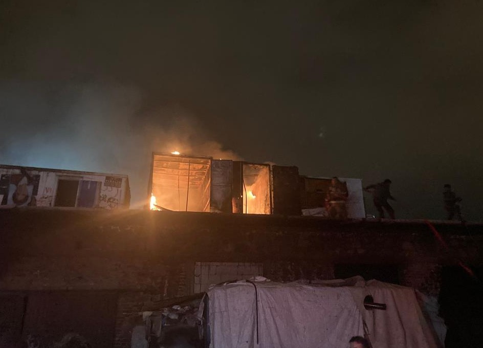 Son dakika: İzmirde hurda deposunda korkutan yangın