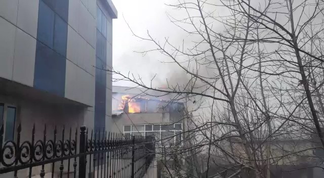 Ataşehirde 3 katlı apartmanın çatısı alev alev yandı