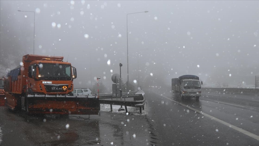Bolu Dağında kar yağışı ve sis etkili oluyor: Ekiplerden sürücülere uyarı