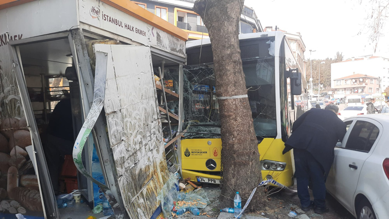 Son dakika: Beyoğlunda İETT otobüsü dehşet saçtı: Halk Ekmek büfesine çarptı