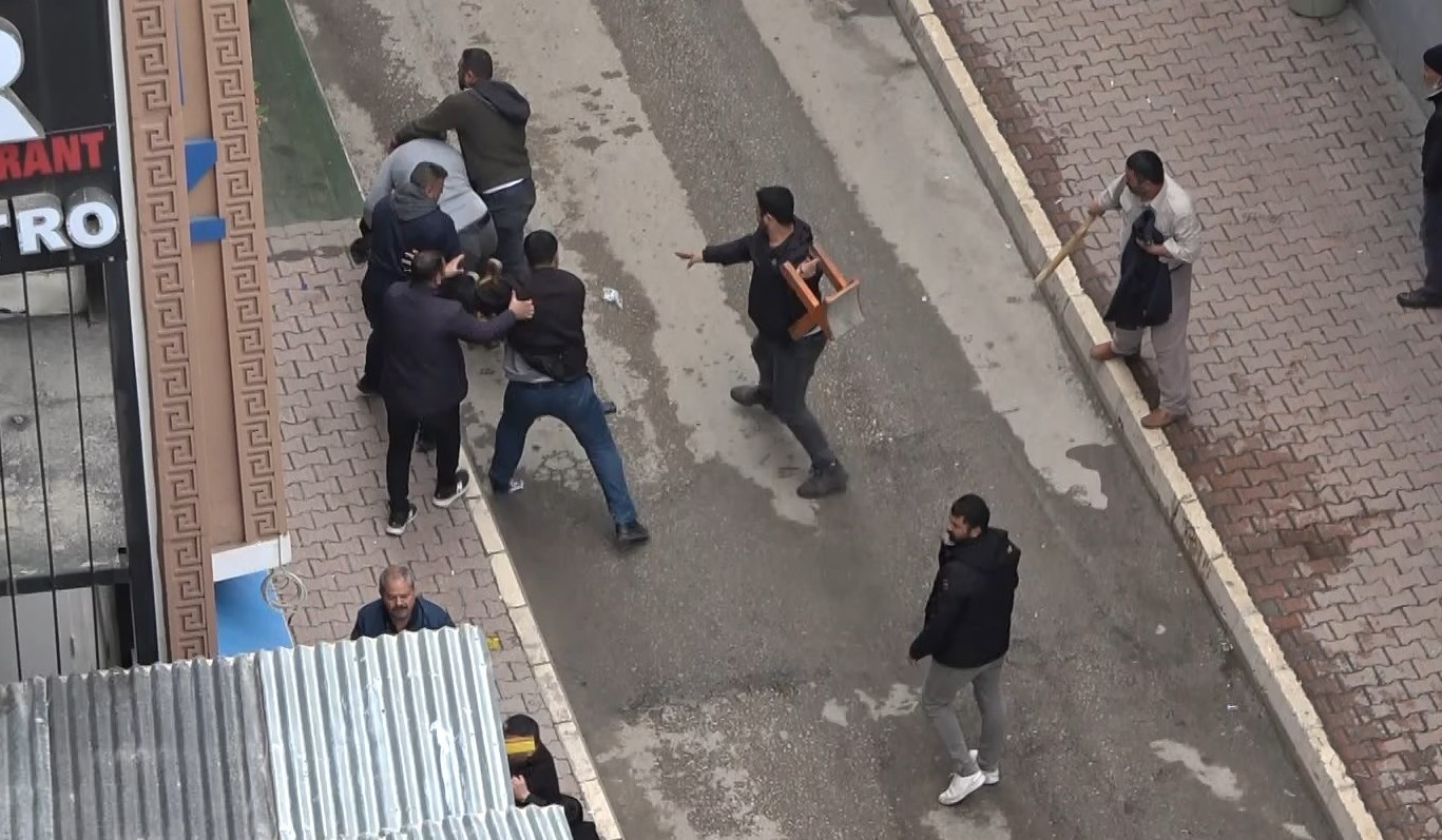 Elazığ’da sokak ortasında silahlı kavga kamerada! Yaralı var