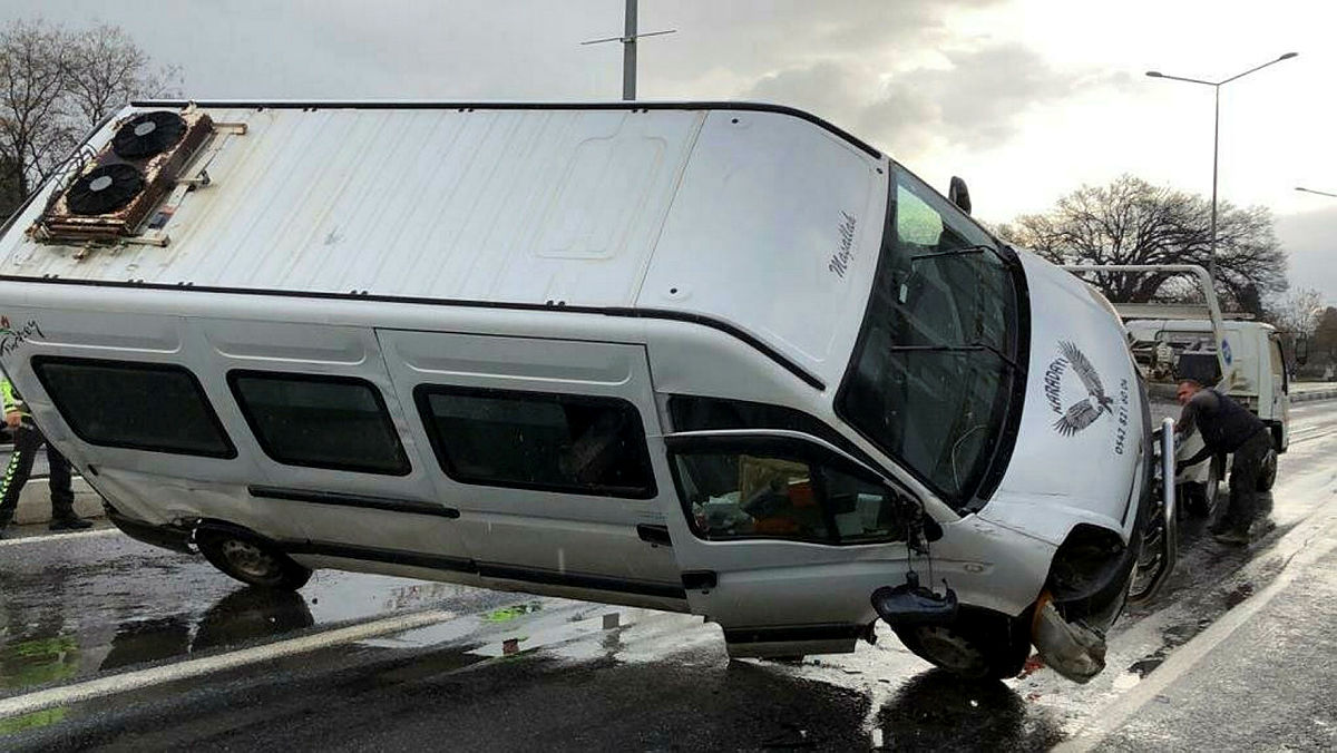 Aydında servis minibüsleri çarpıştı: 11 yaralı