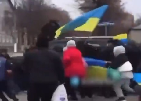 Ukrayna’da sivil direniş! Harkov’da halk zırhlı aracı durdurmaya çalıştı