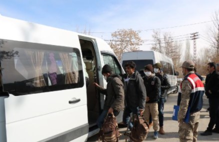 Vanda dere yatağına saklanmış 116 Afgan göçmen yakalandı