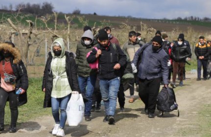55 Afgan göçmen, Burası Yunanistan denilerek Büyükçekmeceye bırakıldı