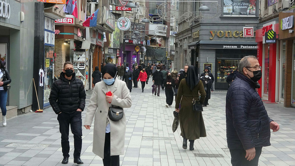 Koronavirüs maskesi kalkmasına rağmen Trabzonlular tedbiri bırakmadı