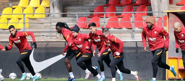 Galatasarayda Arda Turan ve Feghouli Konyaspor maçının kadrosuna alınmadı!