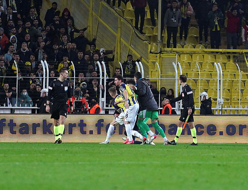 Kadıköyde Fenerbahçe - Trabzonspor maçının hakemi Zorbay Küçüke saldırı girişimi