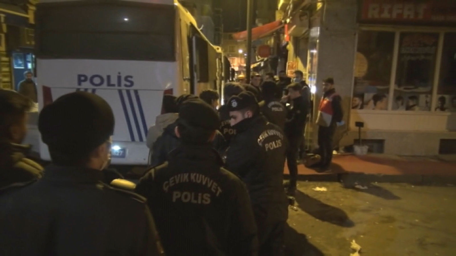 İstanbulda kaçak göçmen operasyonu: 90 kişi yakalandı