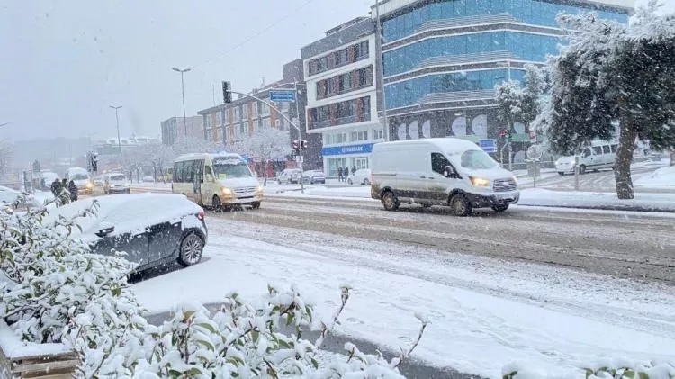 İstanbul güne beyaz örtü ile uyandı! Aybar sürücüleri yolda bıraktı