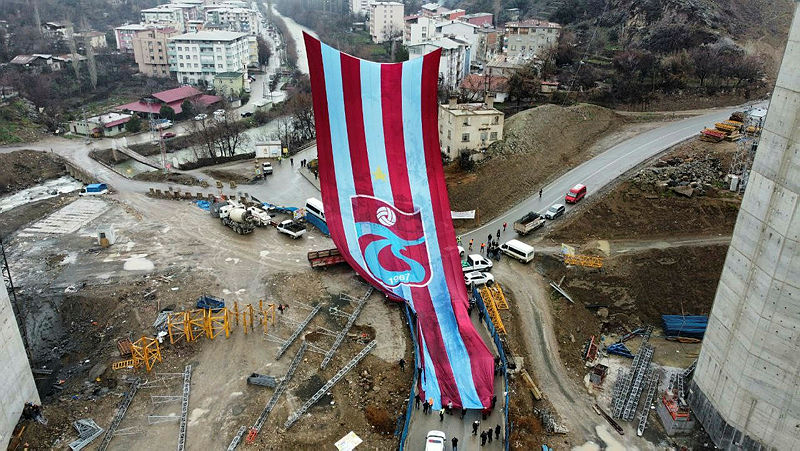 Yusufelinde viyadük ayakları arasına dev Trabzonspor bayrağı asıldı