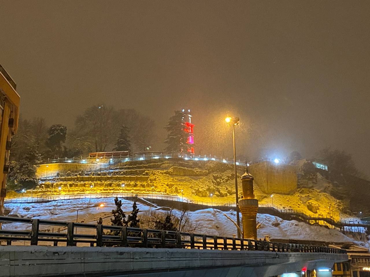 Bursa’da şehir merkezinde kar kalınlığı 14 santimetreye ulaştı