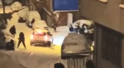 İstanbul’u Aybar vurdu! Kağıthane’de kayan araba yayalara çarptı: O anlar kamerada
