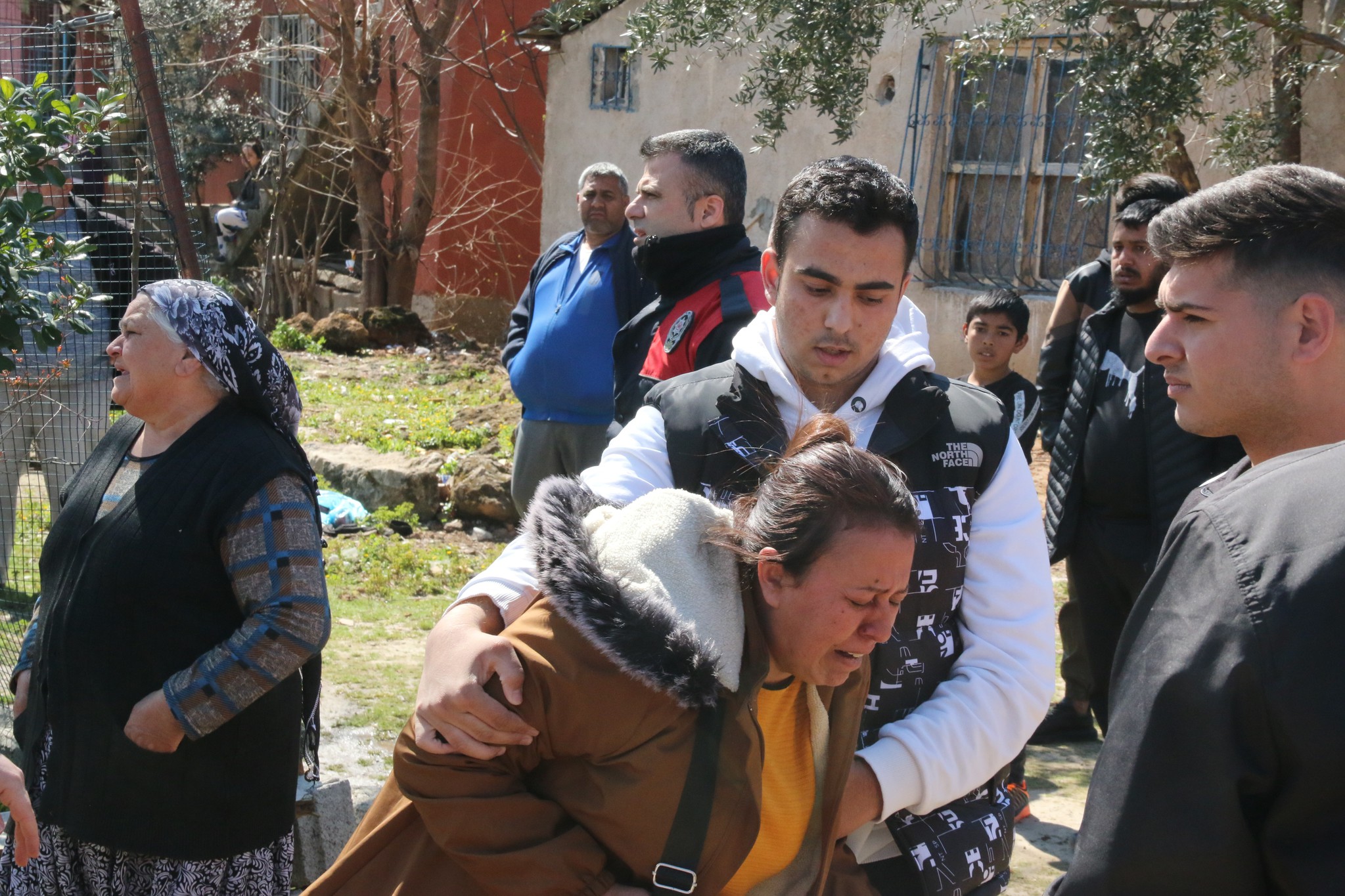 Antalya’da evini alevler içinde gören ev sahibi deliye döndü! Kiracısına tekme tokat saldırdı