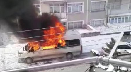 Konya’da park halindeki öğrenci servisi alev alev yandı