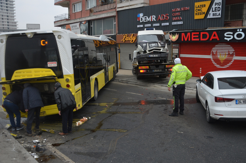 Avcılarda İETT kazası! Kayarak yolu kapatan otobüse iki araç çarptı