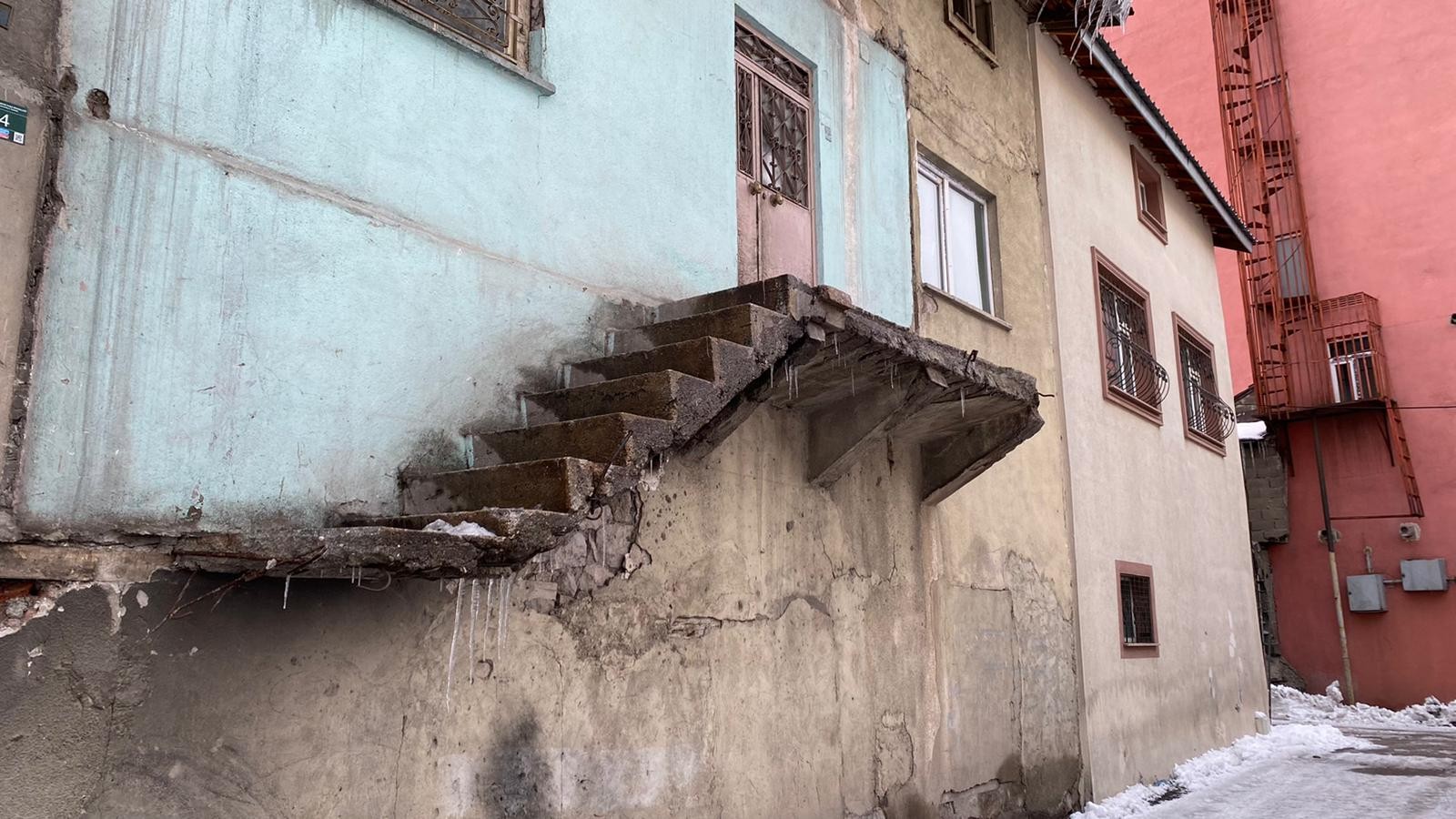 Erzurum’da tuhaf olay! Mahalleli şokta: Merdivenler bir gecede kayboldu