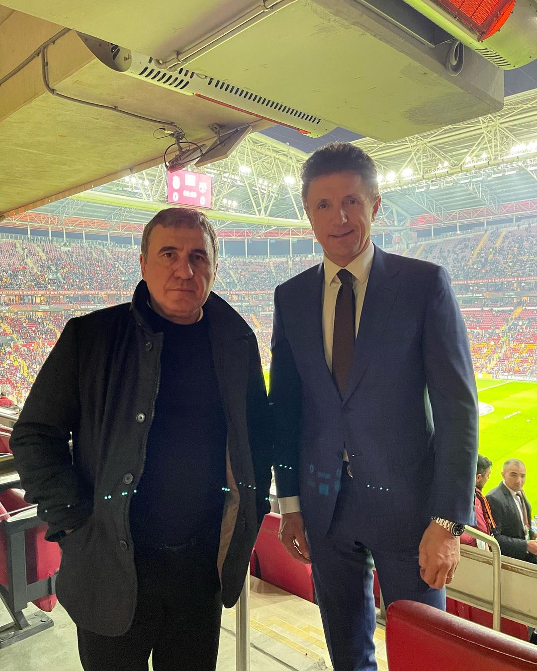 Galatasarayın efsaneleri Hagi ve Popescu Barcelona maçını statta izledi